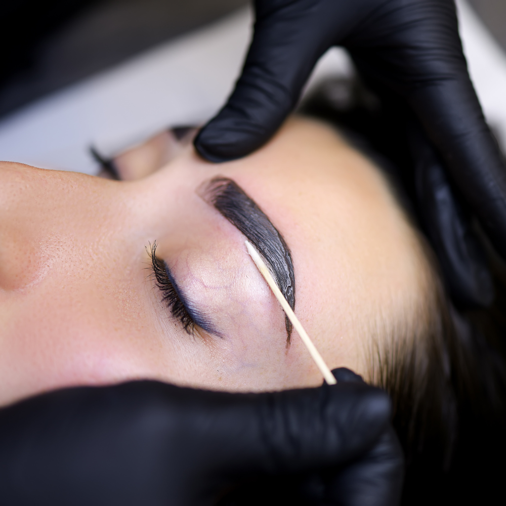 Curso de cejas laminadas, delineadas con hilo y henna